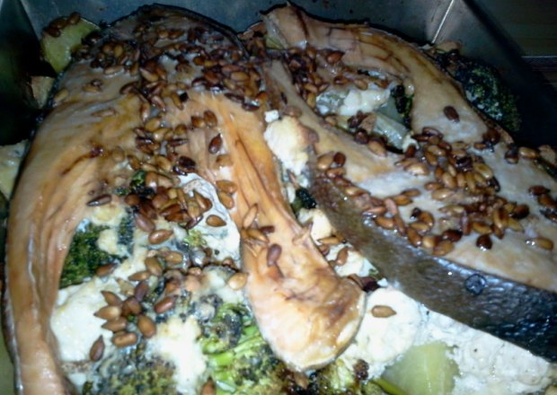 Fotografia przedstawiająca Pieczony łosoś z ziemniakami i brokułami