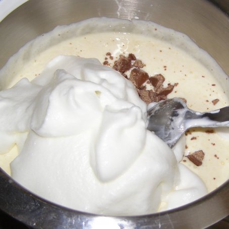 Krok 4 - pieczony sernik jogurtowy z czekoladą i musem śliwkowym... foto