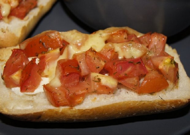 Fotografia przedstawiająca Pieczony tost z pomidorami i ziołami