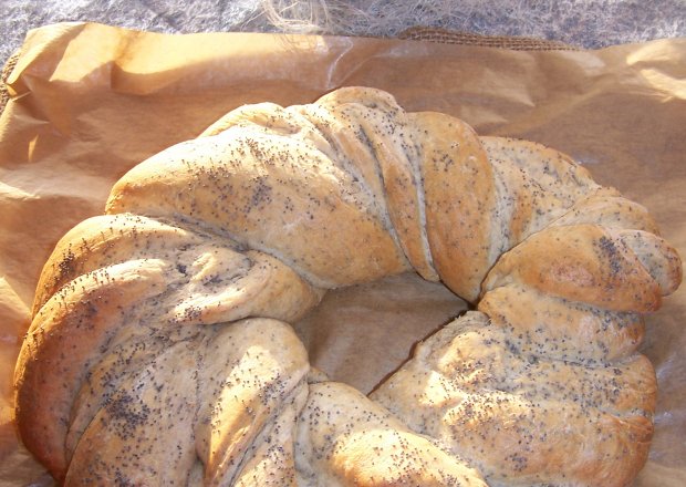 Fotografia przedstawiająca Pieczony wieniec, czyli pyszny chlebek z makiem :)