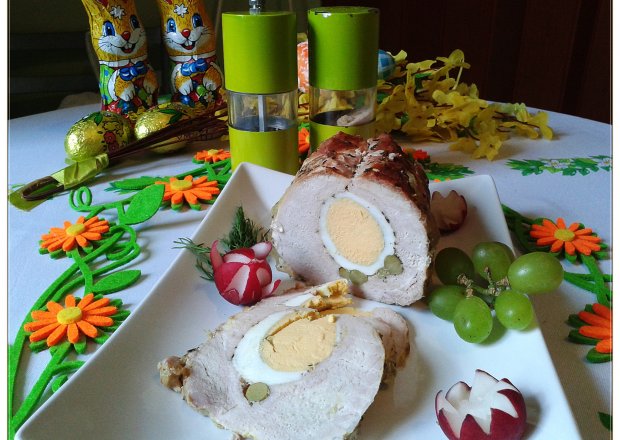 Fotografia przedstawiająca Pieczysty schab faszerowany jajkiem i groszkiem