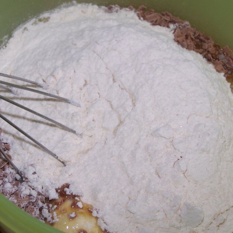 Krok 4 - Piegowate słodkości, czyli muffinki z tartą czekoladą i owocową niespodzianką :) foto