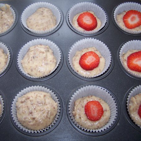 Krok 5 - Piegowate słodkości, czyli muffinki z tartą czekoladą i owocową niespodzianką :) foto
