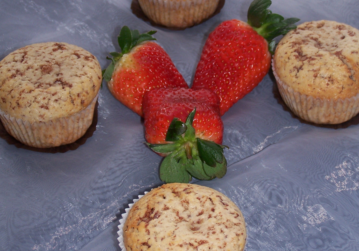 Piegowate słodkości, czyli muffinki z tartą czekoladą i owocową niespodzianką :) foto