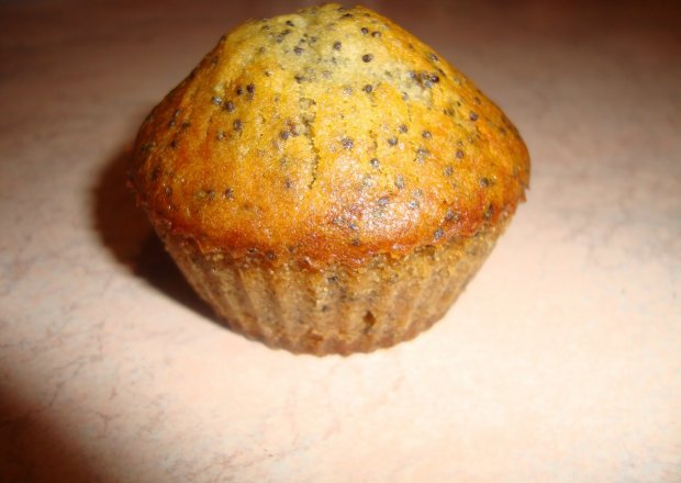 Fotografia przedstawiająca Piegowate wegańskie muffiny i w dodatku bez jajek