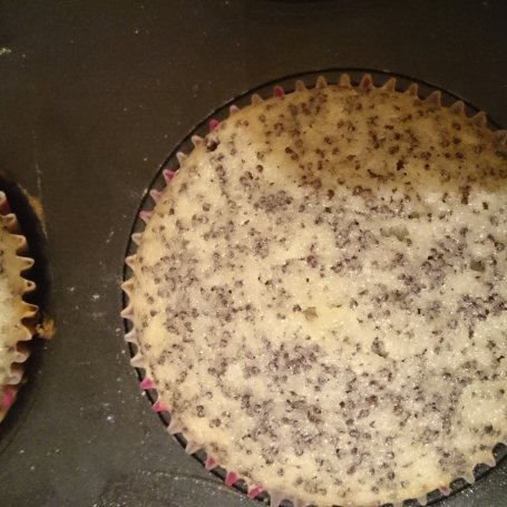 Krok 3 - Pieguski - pomarańczowe muffinki z makiem i polewą z białej czekolady  foto