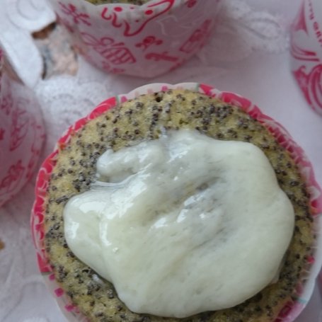 Krok 5 - Pieguski - pomarańczowe muffinki z makiem i polewą z białej czekolady  foto