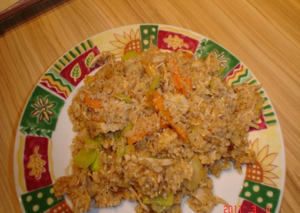 Fotografia przedstawiająca Pieprzne danie : kasza z kurczakiem, marchewką i porem
