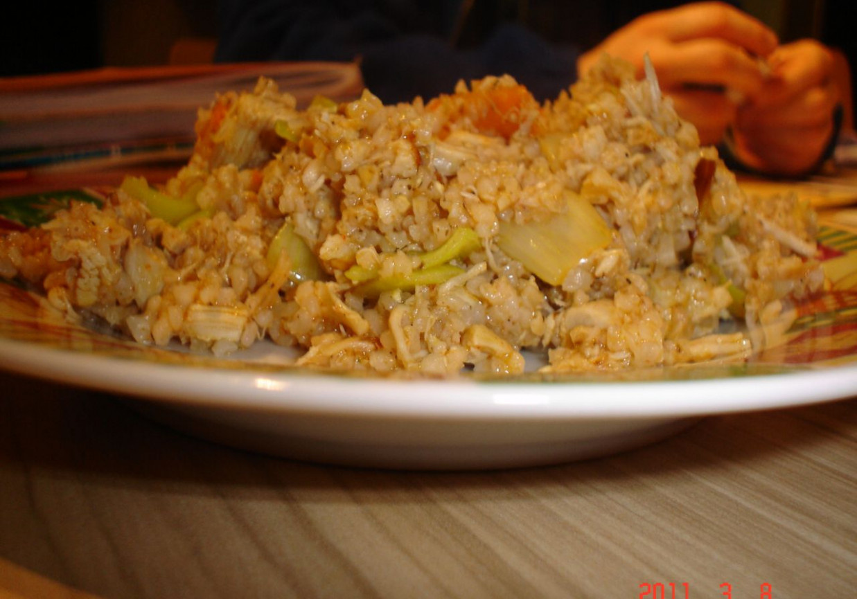 Pieprzne danie : kasza z kurczakiem, marchewką i porem foto