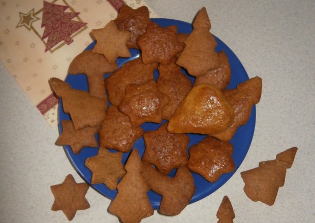 Fotografia przedstawiająca Pierniczki na miodzie i sodzie z brązowym cukrem.