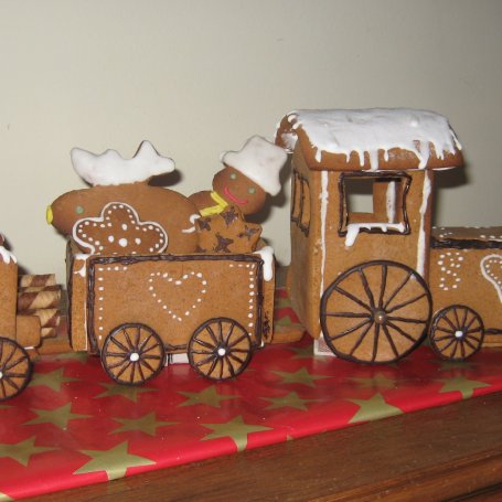 Krok 4 - Piernikowa ciuchcia pod choinkę foto