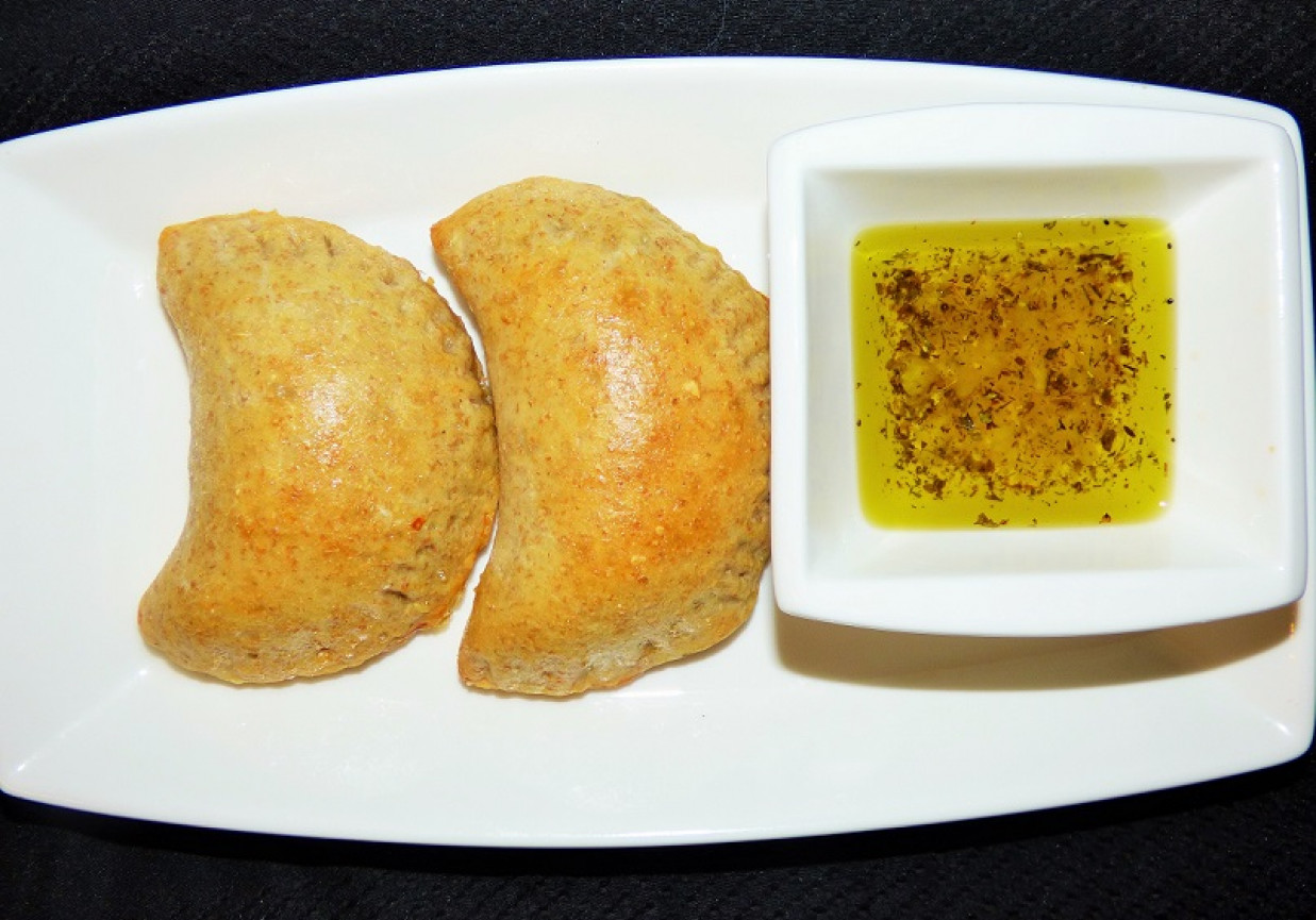 Pierogi drożdżowe zapiekane ze szpinakiem, serem feta i suszonymi pomidorami, podane z oliwą czosnkową   foto