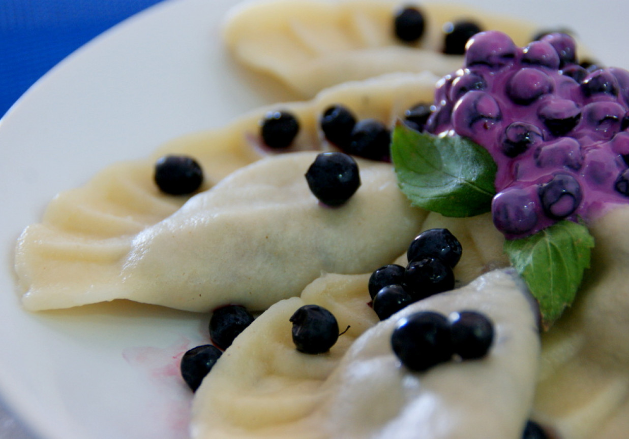 Pierogi jagodowe z twarogiem i miodem. DoradcaSmaku.pl