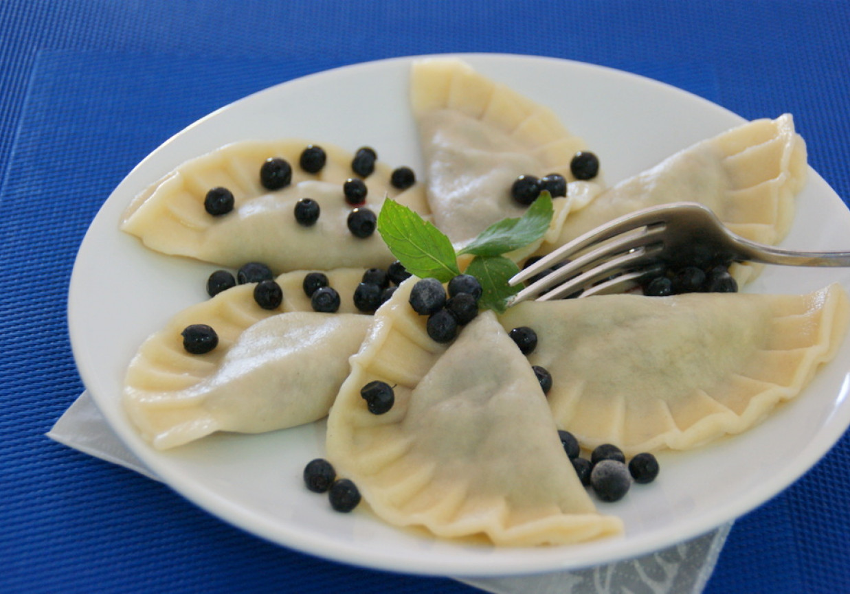 Pierogi jagodowe z twarogiem i miodem. DoradcaSmaku.pl