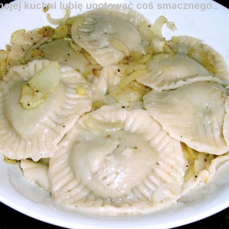 Krok 6 - pierogi "na okrągło" z pieczarkami kapustą polane cebulką... foto