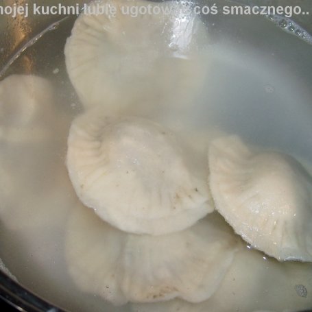 Krok 5 - pierogi "na okrągło" z pieczarkami kapustą polane cebulką... foto