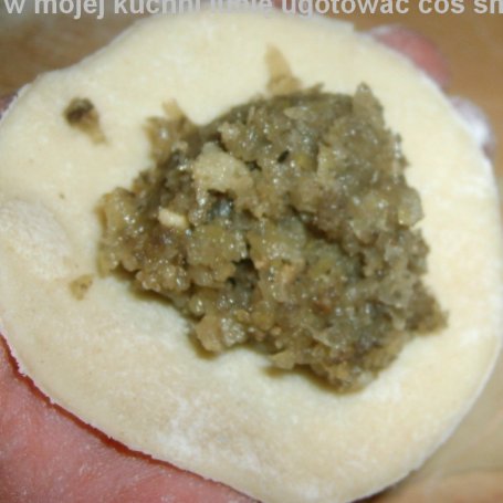 Krok 3 - pierogi "na okrągło" z pieczarkami kapustą polane cebulką... foto