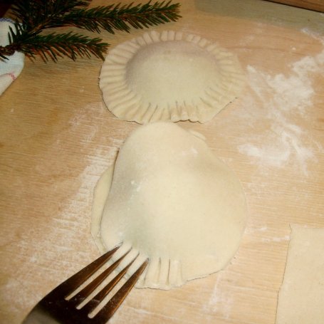 Krok 4 - pierogi "na okrągło" z pieczarkami kapustą polane cebulką... foto