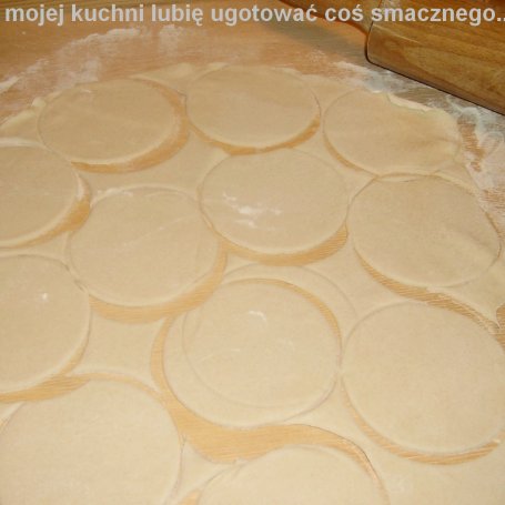 Krok 2 - pierogi "na okrągło" z pieczarkami kapustą polane cebulką... foto