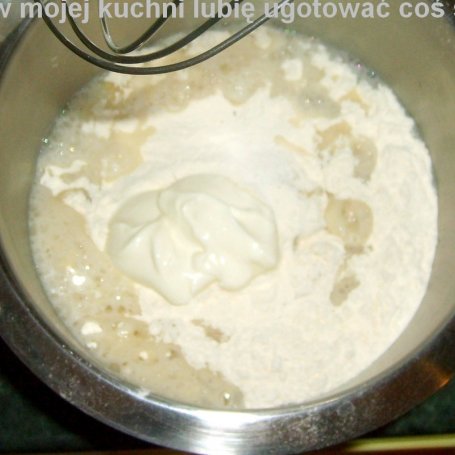 Krok 1 - pierogi "na okrągło" z pieczarkami kapustą polane cebulką... foto