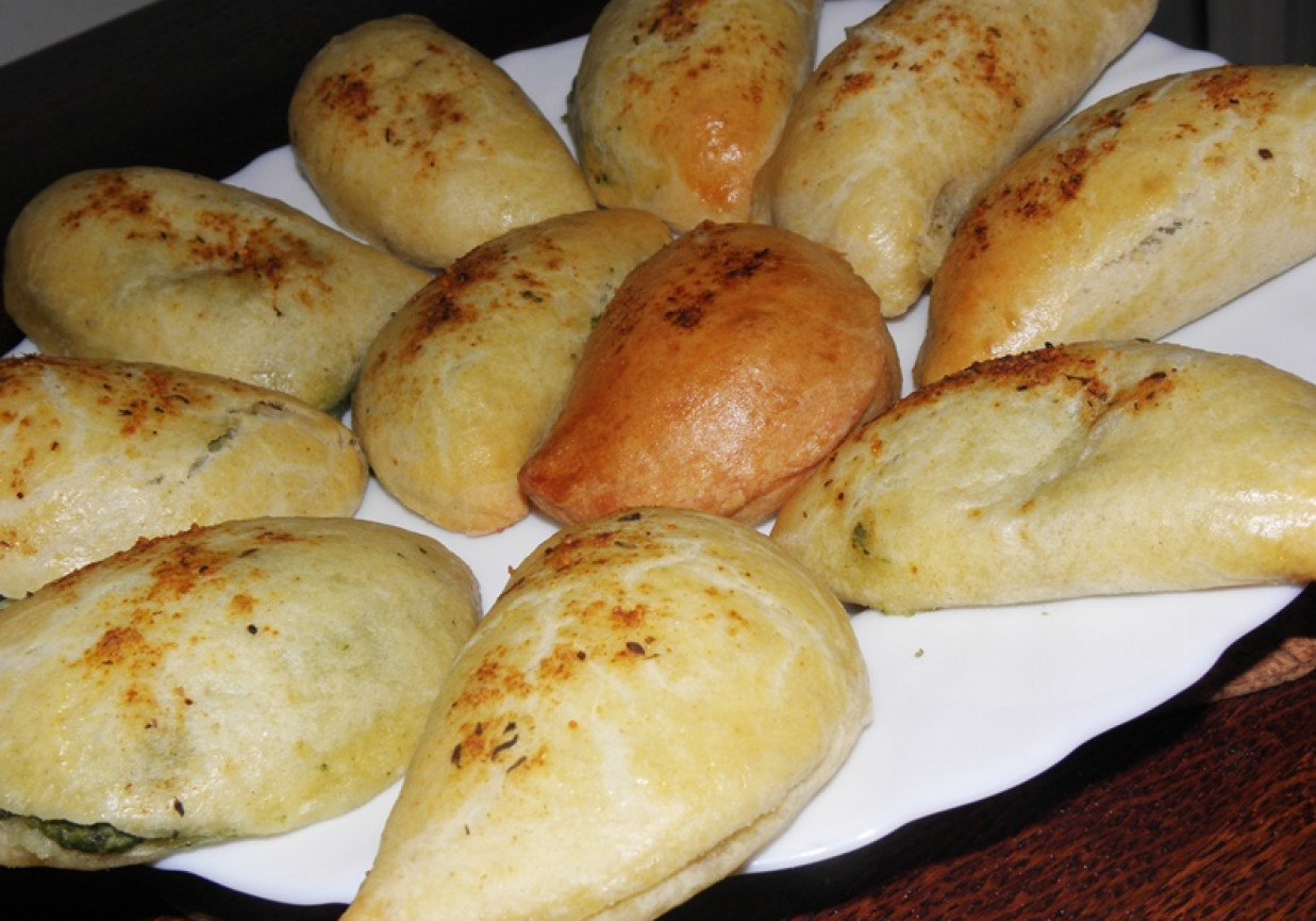Pierogi pieczone ze szpinakiem i serem. foto