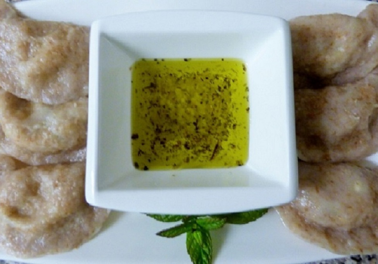 Pierogi ruskie podane z oliwa czosnkowa foto