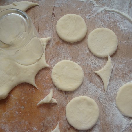 Krok 15 - Pierogi ruskie z boczkiem i jogurtem naturalnym foto