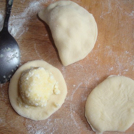 Krok 16 - Pierogi ruskie z boczkiem i jogurtem naturalnym foto