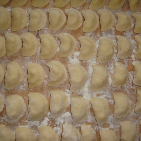 Krok 17 - Pierogi ruskie z boczkiem i jogurtem naturalnym foto