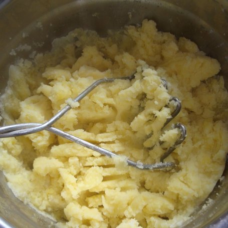 Krok 2 - Pierogi ruskie z boczkiem i jogurtem naturalnym foto