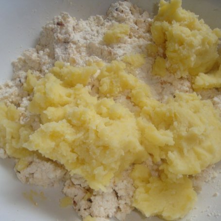 Krok 5 - Pierogi ruskie z boczkiem i jogurtem naturalnym foto