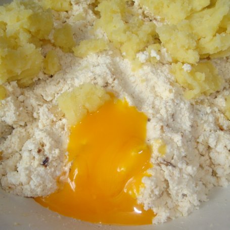 Krok 6 - Pierogi ruskie z boczkiem i jogurtem naturalnym foto