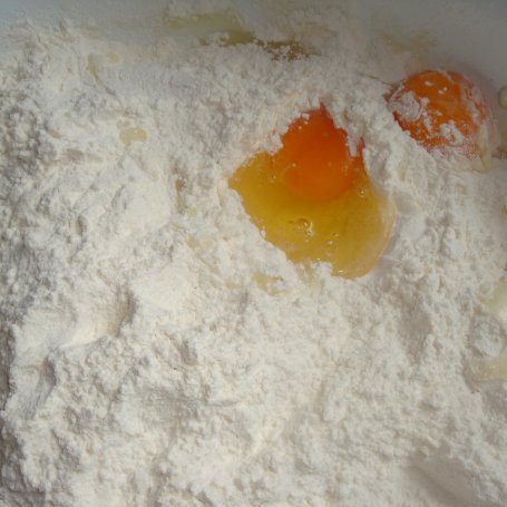 Krok 9 - Pierogi ruskie z boczkiem i jogurtem naturalnym foto