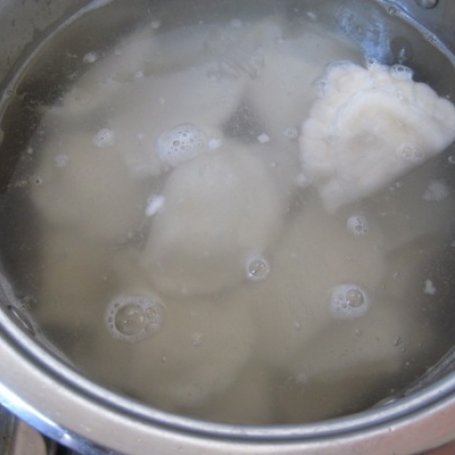 Krok 2 - Pierogi ruskie ze skwarkami i cebulą foto