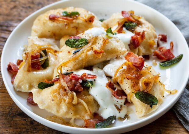 Fotografia przedstawiająca Pierogi ruskie ze skwarkami i cebulą