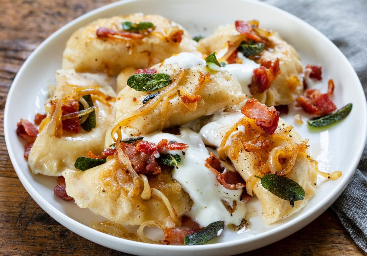 Pierogi ruskie ze skwarkami i cebulą foto