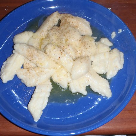 Krok 6 - Pierogi serowe z masełkiem, cukrem i cynamonem foto
