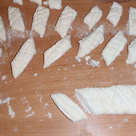 Krok 3 - Pierogi serowe z masełkiem, cukrem i cynamonem foto