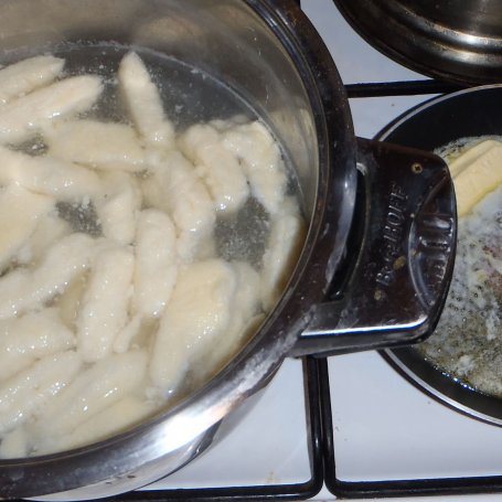 Krok 2 - Pierogi serowe z masełkiem, cukrem i cynamonem foto
