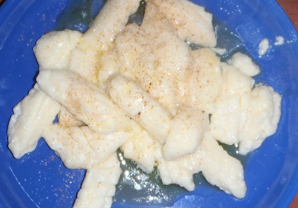Pierogi serowe z masełkiem, cukrem i cynamonem foto