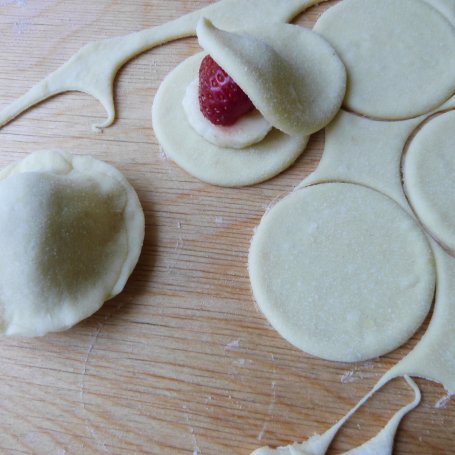 Krok 4 - Pierogi truskawkowo-bananowe foto