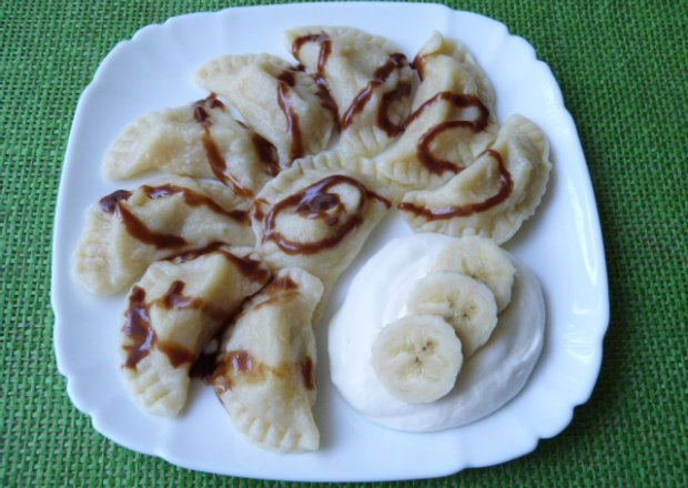 Fotografia przedstawiająca Pierogi z bananami i sosem tiramisu