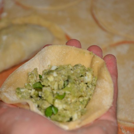 Krok 3 - Pierogi z bobem, jajkiem i bazylią foto