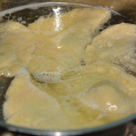 Krok 4 - Pierogi z bobem, jajkiem i bazylią foto