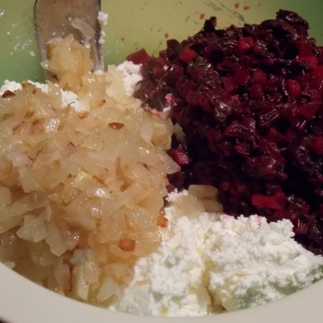 Krok 3 - Pierogi z botwinką foto