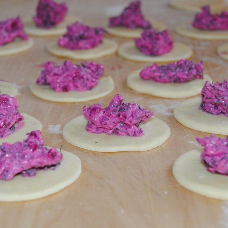 Krok 4 - Pierogi z botwinką foto