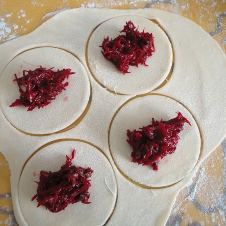 Krok 3 - Pierogi z burakami i grzybami foto