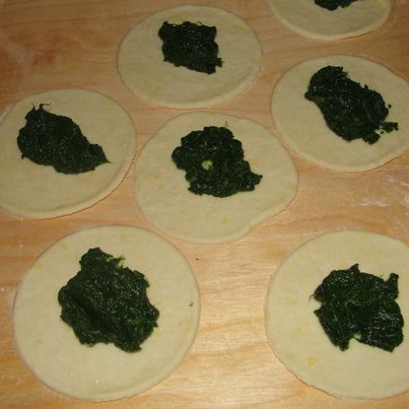 Krok 2 - Pierogi z farszem szpinakowy foto