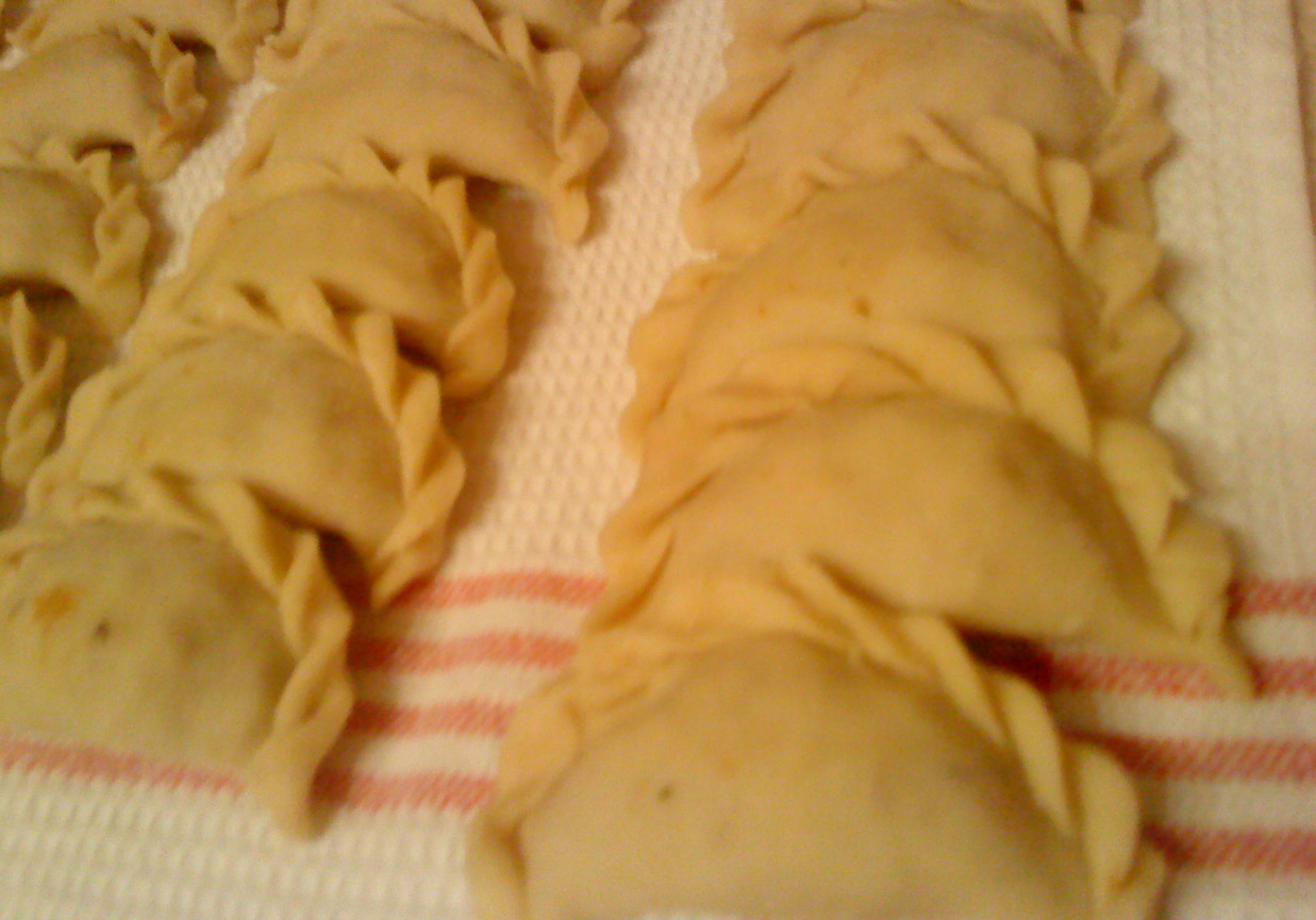 Pierogi z grochem i orzechami foto