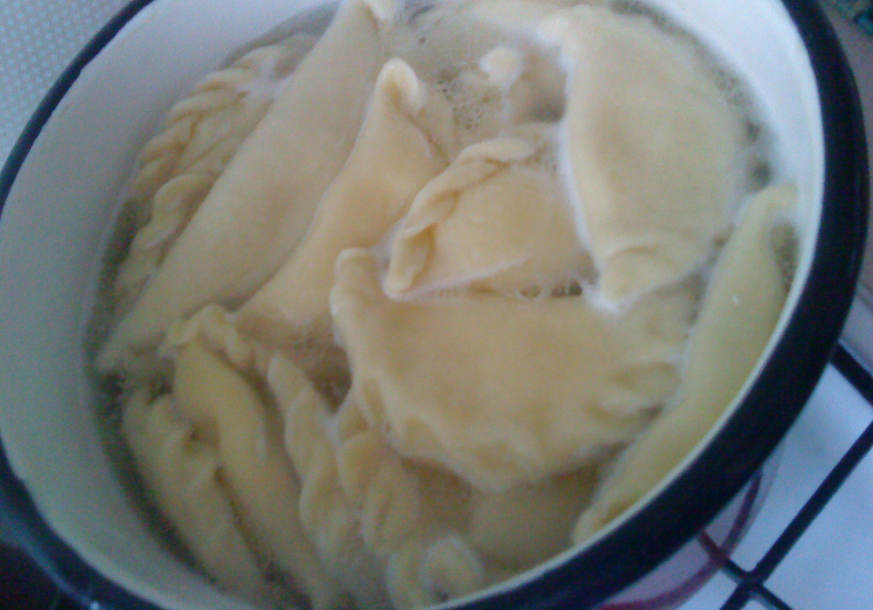 Pierogi z grochem i orzechami foto